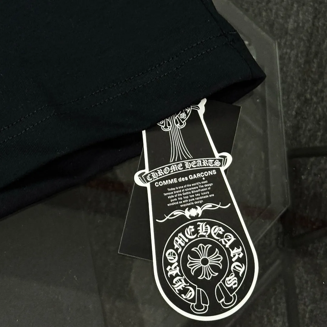 P170 Chrome Hearts Chrome Hearts 25 high-end versions. The fabric is made of 300 grams of high-density pure cotton. It does not deform or shrink. It has three labels. It is the same style for men and women. Technology: Digital printing. Color: White. Black. SIZE: S-XL.
